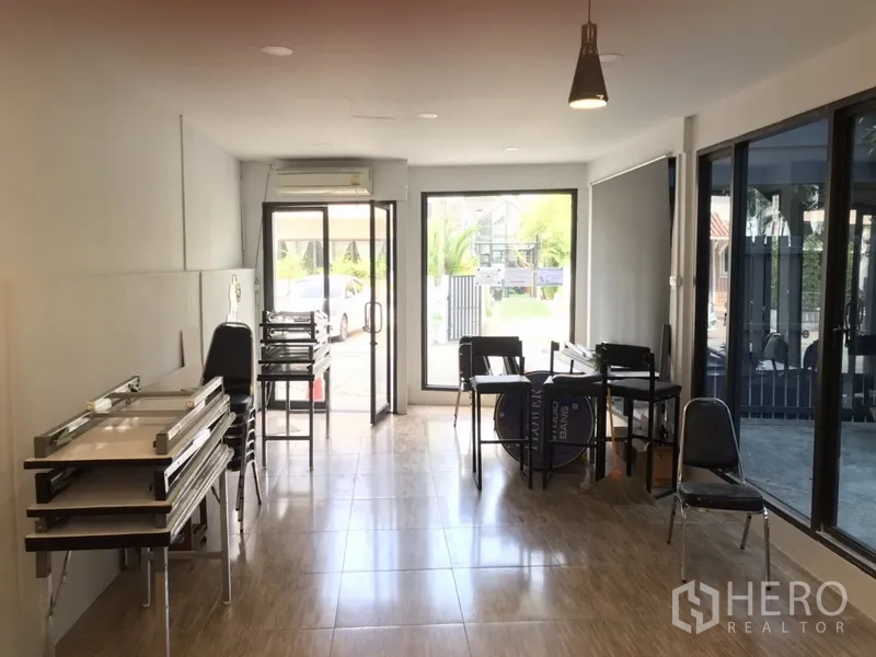 零售空间 出租在Watthana, Bangkok - 面向入口的室内视角，玻璃门窗、空调及充足自然采光。