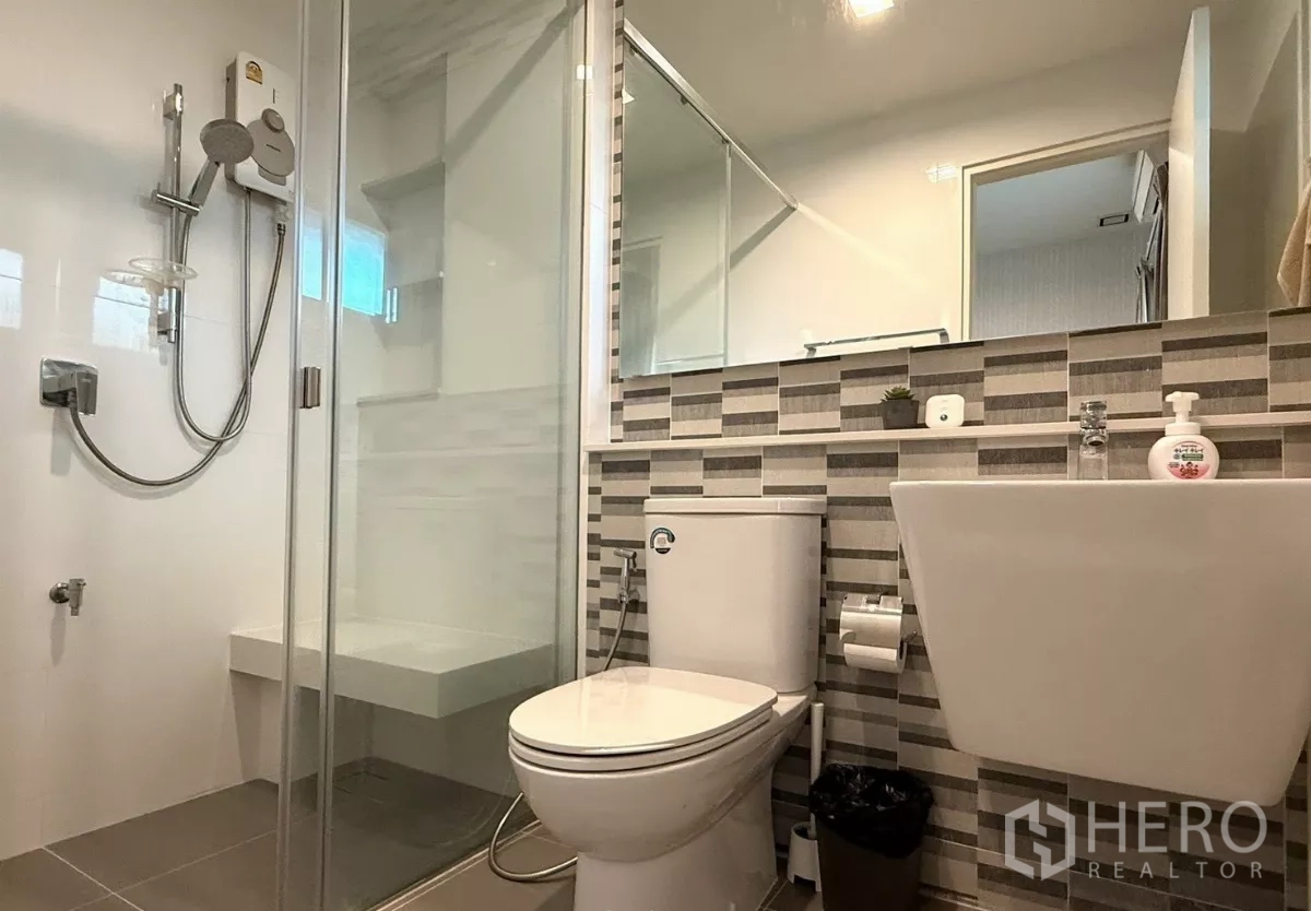 Detached House for rent in Prawet, Bangkok - Marble-style bathroom with glass shower and smart bidet toilet