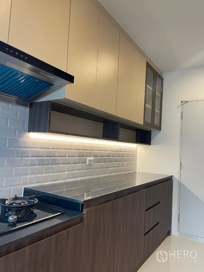 Detached House for rent in Bang Phli, Samut Prakan - Contemporary kitchen with gas hob, long countertop and subway tile backsplash.