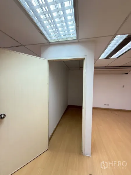 สำนักงาน ให้เช่าในWatthana, Bangkok - ห้องขนาดเล็กหรือห้องเก็บของ ประตูเปิดอยู่ เพดานไฟตะแกรง พื้นลามิเนต