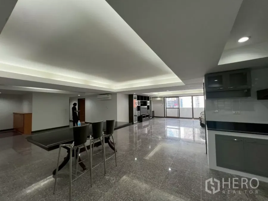 คอนโด ให้เช่าในWatthana, Bangkok - โถงนั่งเล่นและรับประทานอาหารขนาดใหญ่ พื้นหินเงา พร้อมไฟดาวน์ไลท์และหน้าต่างบานกว้าง