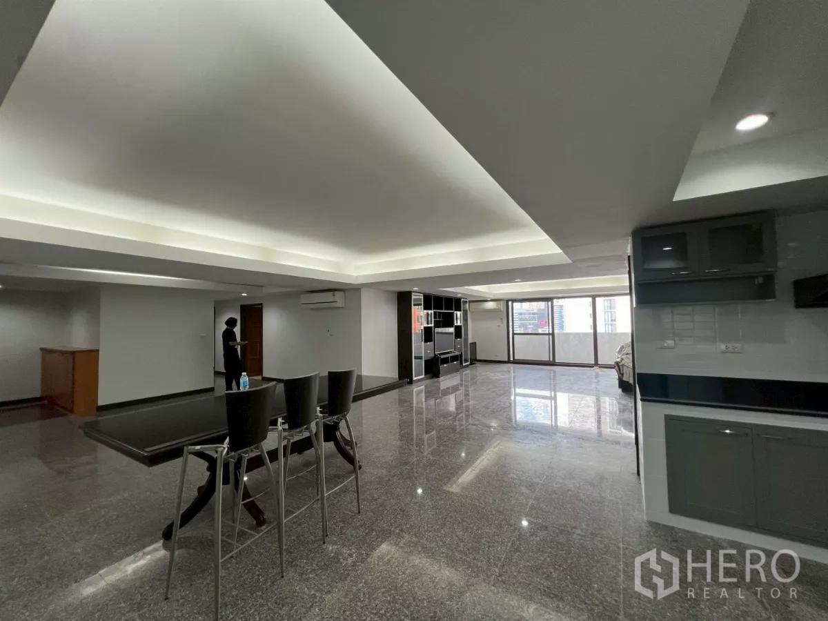 คอนโด ให้เช่าในWatthana, Bangkok - โถงนั่งเล่นและรับประทานอาหารขนาดใหญ่ พื้นหินเงา พร้อมไฟดาวน์ไลท์และหน้าต่างบานกว้าง