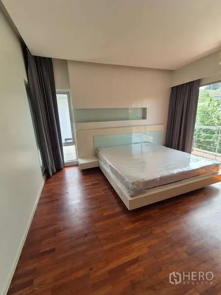 独立式住宅 出租在Bang Kruai, Nonthaburi - 宽敞卧室，内置床头与阳台通道。