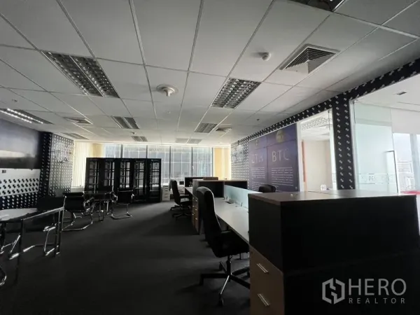Office Space for rent in Huai Khwang, Bangkok - Open‑plan workspace with multiple desks, task chairs and large windows.