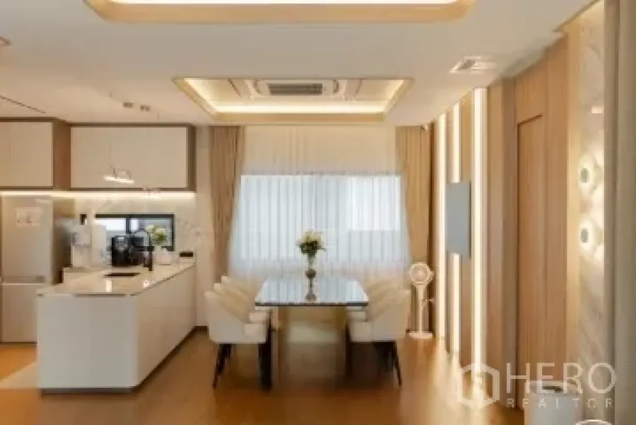 บ้าน ขายในLam Luk Ka, Pathum Thani - มุมรับประทานอาหารเชื่อมครัว ไอส์แลนด์ท็อปหิน เพดานฝังแอร์และแสงไฟนุ่มนวล