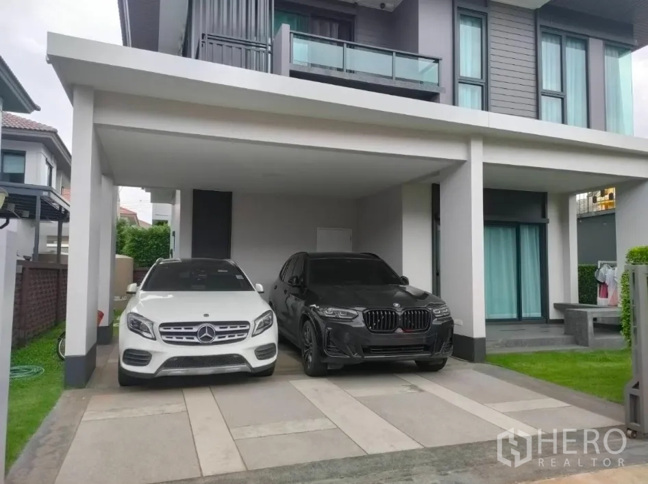 บ้าน ให้เช่าหรือขายในLam Luk Ka, Pathum Thani - บ้านเดี่ยวสองชั้นสมัยใหม่ พร้อมระเบียงและที่จอดรถในร่ม 2 คัน