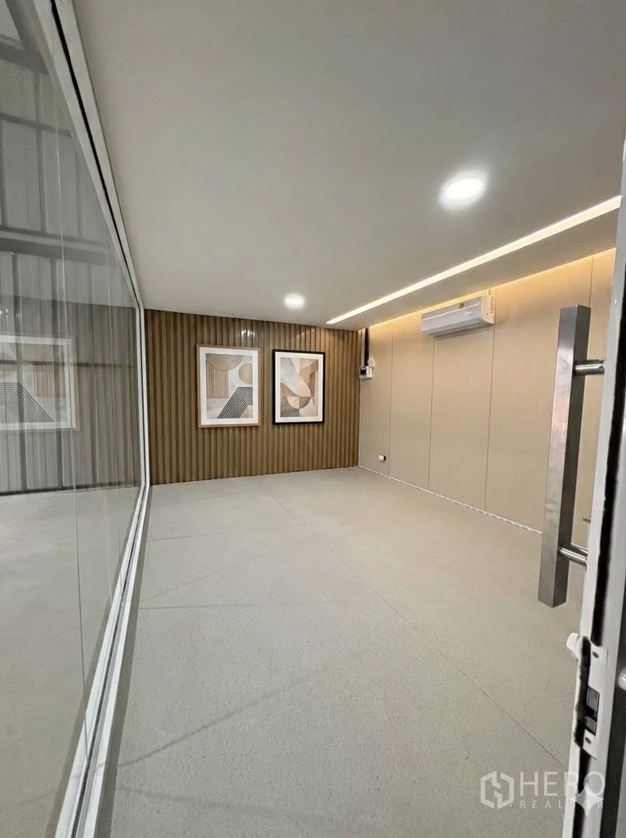 仓库 for rent in Bueng Kum, Bangkok - 封闭式办公室，配空调、筒灯与玻璃隔断。