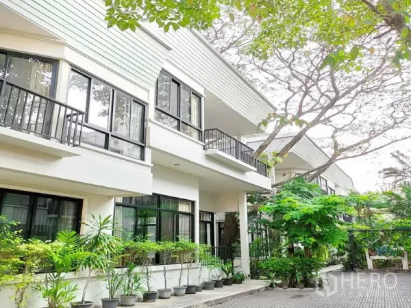 บ้าน ให้เช่าในKhlong Toei, Bangkok - ด้านนอกบ้านสมัยใหม่ มีช่องแสงขนาดใหญ่ ระเบียง และต้นไม้