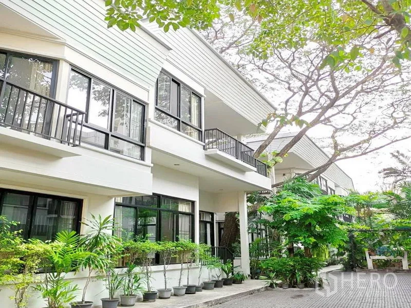 บ้าน ให้เช่าในKhlong Toei, Bangkok - ด้านนอกบ้านสมัยใหม่ มีช่องแสงขนาดใหญ่ ระเบียง และต้นไม้