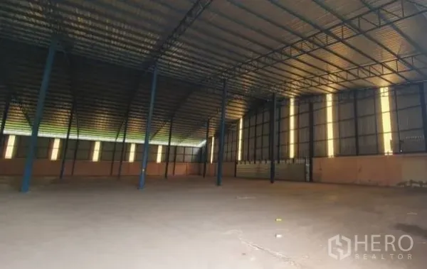 คลังสินค้า ให้เช่าในChaloem Phra Kiat, Nakhon Ratchasima - ภายในโกดังโล่งกว้าง โครงถักเหล็กสูง พื้นที่ว่างพร้อมใช้งาน