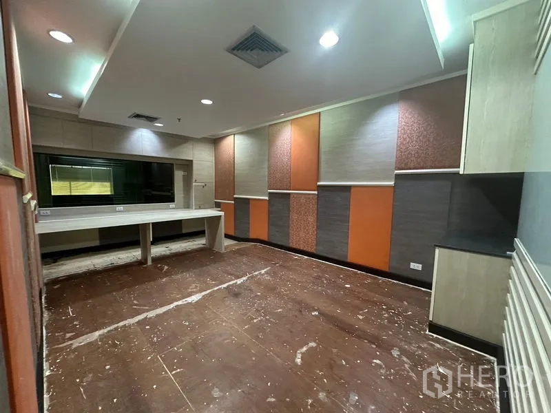 สำนักงาน ให้เช่าในYan Nawa, Bangkok - ห้องงานพร้อมผนังดูดซับเสียงหลากสี เคาน์เตอร์บิลท์อิน และพื้นเปิดโล่ง