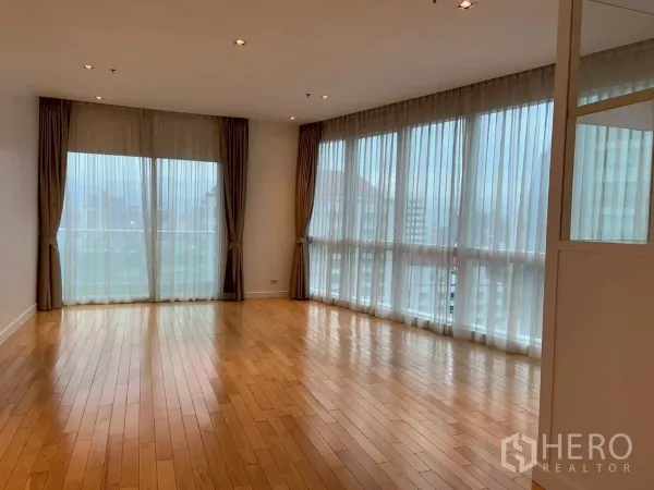 คอนโด ให้เช่าในKhlong Toei, Bangkok - พื้นที่นั่งเล่นกว้าง พร้อมหน้าต่างพาโนรามาและประตูระเบียง ไฟฝังฝ้า