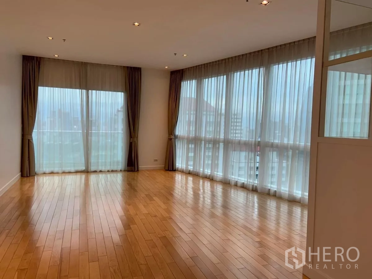 คอนโด ให้เช่าในKhlong Toei, Bangkok - พื้นที่นั่งเล่นกว้าง พร้อมหน้าต่างพาโนรามาและประตูระเบียง ไฟฝังฝ้า