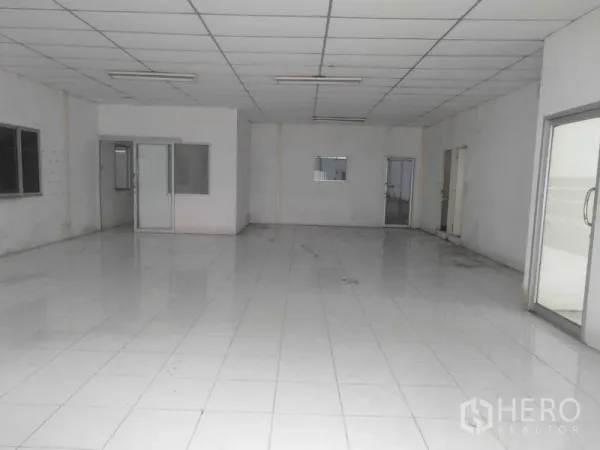 工厂 出租在Phra Nakhon Si Ayutthaya - 厂内瓷砖办公室区域，推拉玻璃门与吊顶照明。