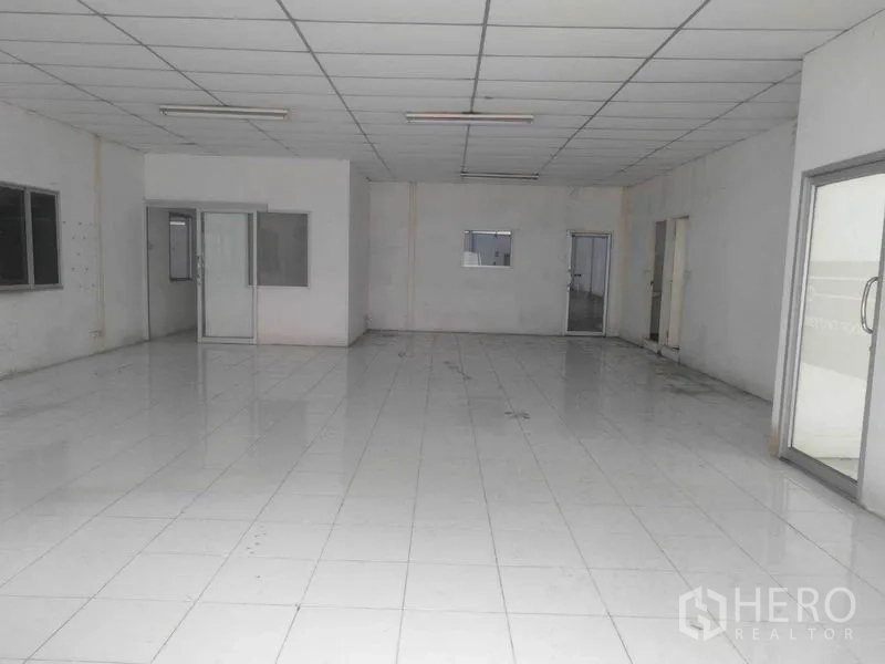 工厂 出租在Phra Nakhon Si Ayutthaya - 厂内瓷砖办公室区域，推拉玻璃门与吊顶照明。