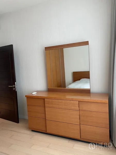 คอนโด ให้เช่าในWatthana, Bangkok - โต๊ะเครื่องแป้งไม้พร้อมกระจกบานใหญ่และพื้นไม้ภายในคอนโดสมัยใหม่