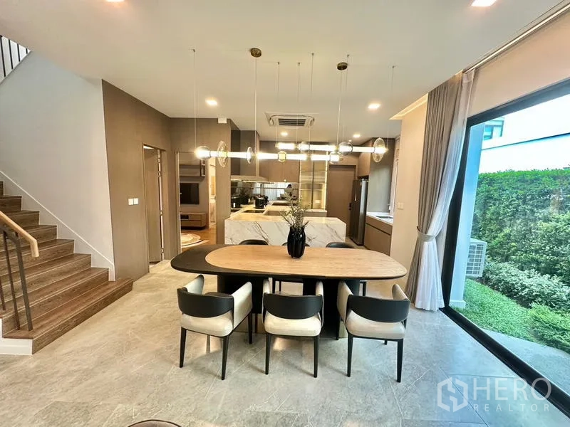 บ้าน ให้เช่าในSamut Prakan - พื้นที่รับประทานอาหารติดประตูกระจกบานเลื่อน เชื่อมครัวโมเดิร์น