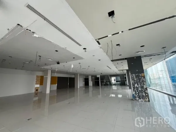 零售空间 出租在Din Daeng, Bangkok - 采光充足的毛坯展厅楼层，管道外露与全景玻璃，待二次装修。