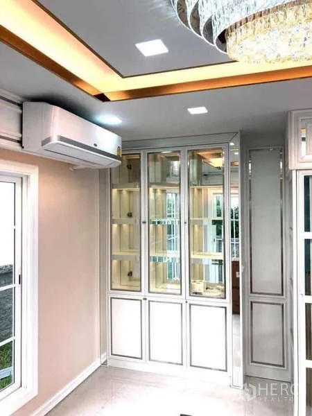 独立式住宅 出租在Chom Thong, Bangkok - 带照明的内置展示柜，吊顶装饰与空调一体。