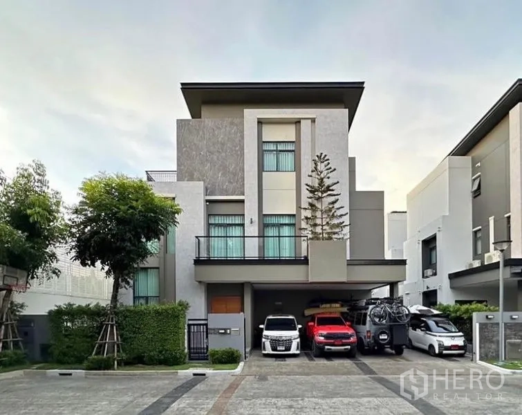 独立式住宅 出租 - 三层现代独栋别墅外观，带车棚停车位与绿化景观.