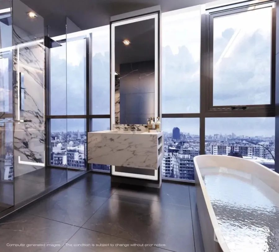 公寓 出售在Watthana, Bangkok - 大理石卫浴，独立浴缸与玻璃淋浴间，落地窗俯瞰城市天际线。