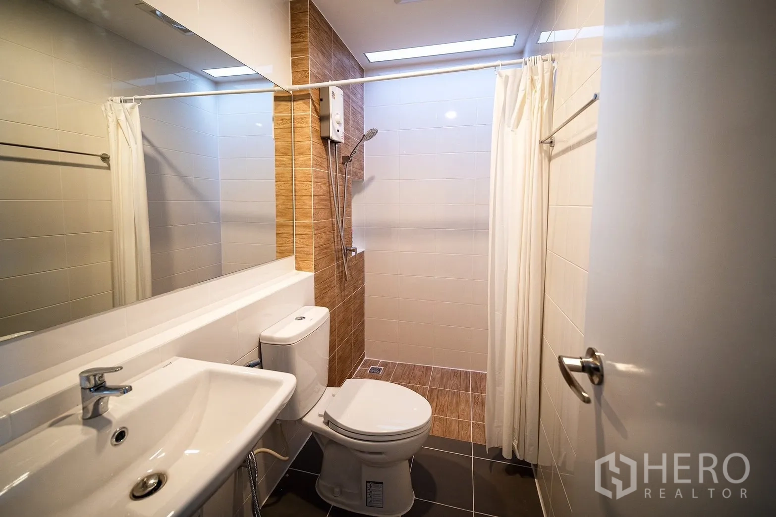 联排别墅 for rent in Bang Phli, Samut Prakan - 第二卫浴，带浴帘淋浴区和长镜面。