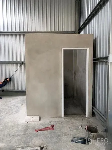 คลังสินค้า ให้เช่าในBang Yai, Nonthaburi - ห้องน้ำสำเร็จรูปภายในโกดัง ยังไม่ตกแต่ง