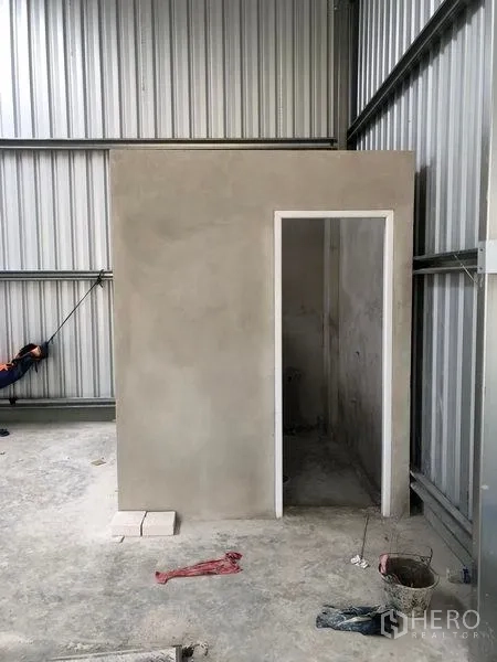 คลังสินค้า ให้เช่าในBang Yai, Nonthaburi - ห้องน้ำสำเร็จรูปภายในโกดัง ยังไม่ตกแต่ง