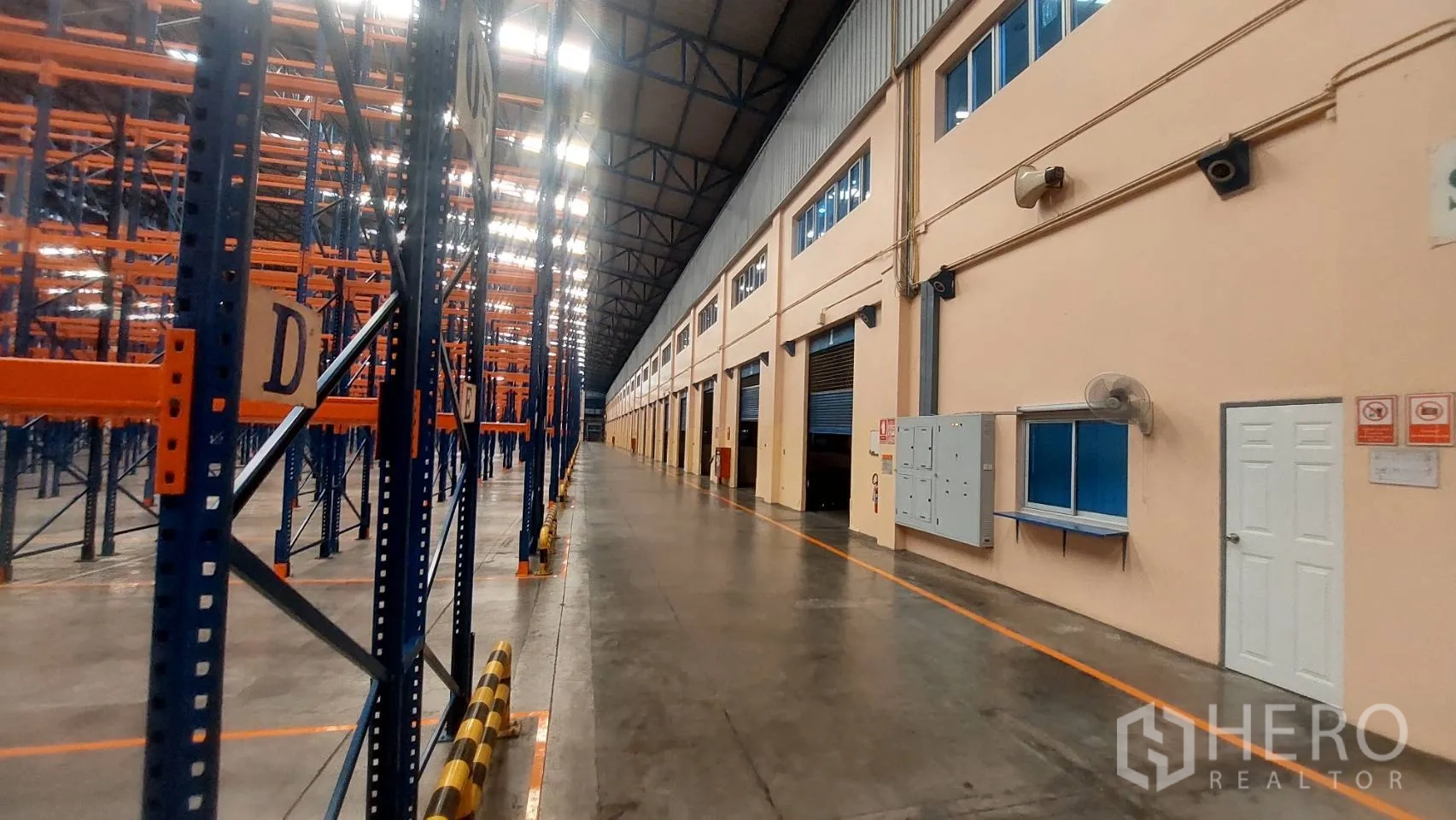 货栈 出租在Mueang Pathum Thani, Pathum Thani - 高位货架仓库的长通道，设有多处装卸月台。