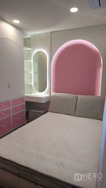 独立式住宅 出售在Sai Mai, Bangkok - 卧室带粉色拱形背景墙、内置梳妆台与收纳。