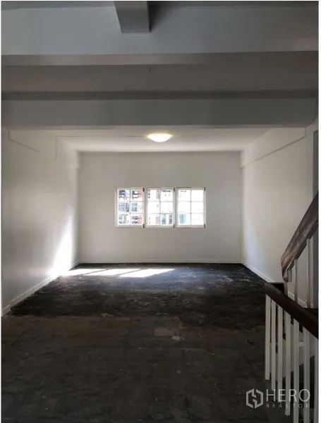 อาคารพาณิชย์ ให้เช่าในWatthana, Bangkok - ห้องยาวโปร่งหน้าต่างรับแสง เหมาะทำสำนักงานหรือค้าปลีก