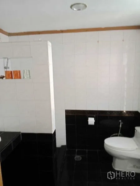 ทาวน์เฮาส์ ให้เช่าในKhlong Toei, Bangkok - ห้องน้ำโทนขาวดำพร้อมพื้นที่อาบน้ำแบบวอล์กอิน