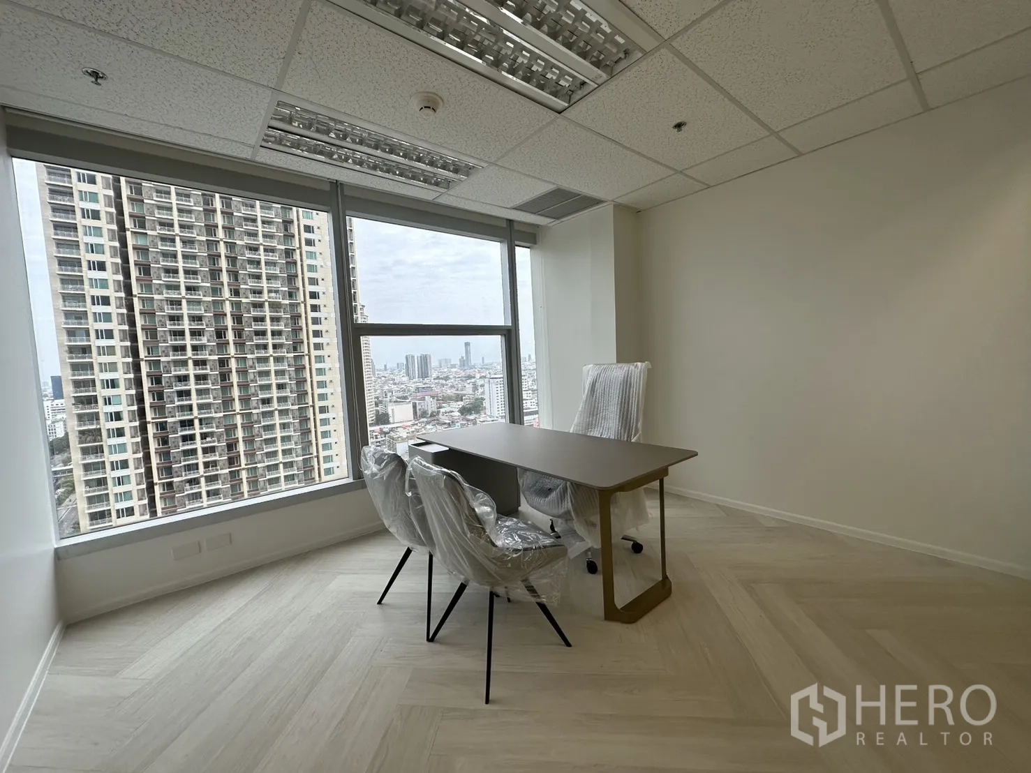 ออฟฟิศ for rent in Sathon, Bangkok - ห้องทำงานผู้บริหารพร้อมโต๊ะและเก้าอี้ ติดหน้าต่างบานใหญ่