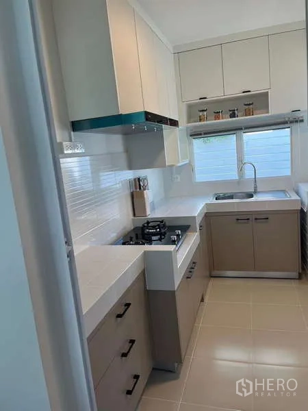 Detached House for rent in Bang Phli, Samut Prakan - Galley kitchen layout with tiled floor and ample cabinetry.