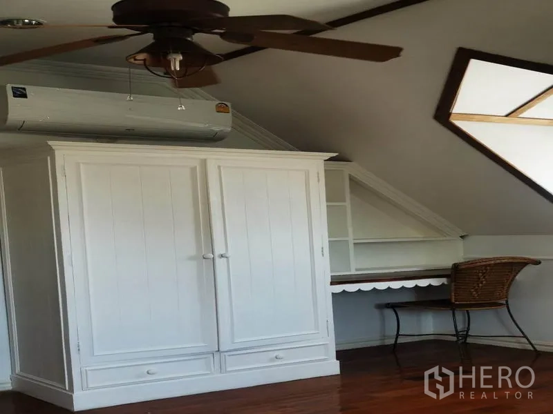 独立式住宅 出租在Mueang Samut Prakan, Samut Prakan - 阁楼房，白色衣柜、嵌入式书桌、吊扇和空调