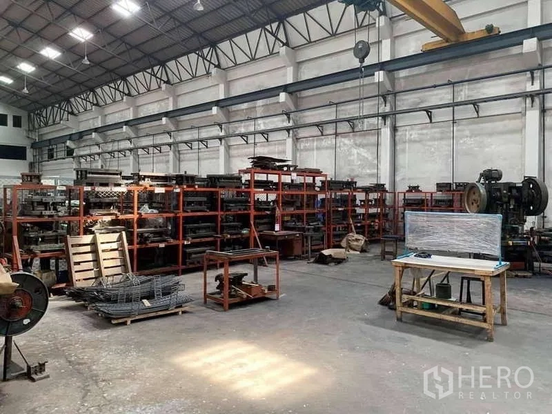 โรงงาน ให้เช่าในPhra Samut Chedi, Samut Prakan - ชั้นเก็บของและโต๊ะงาน ใต้ตะขอเครนราง ภายในโรงงานสว่าง