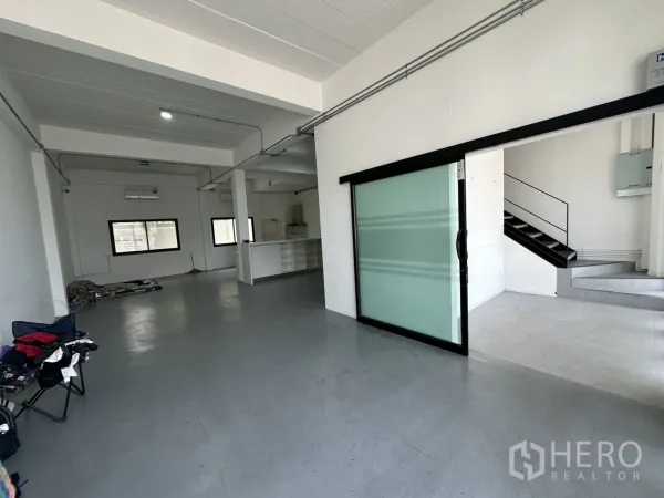 带办公室的家 出租或出售在Bang Na, Bangkok - 一层开放式空间，滑动玻璃隔断与金属楼梯