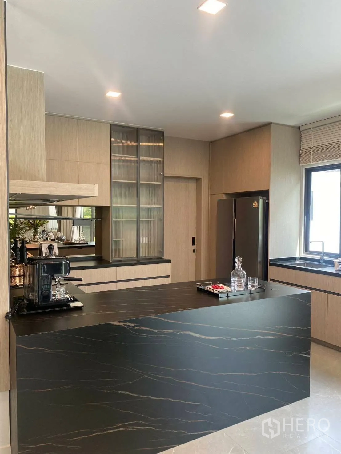 บ้านเดี่ยว for rent or sale in Bang Phli, Samut Prakan - ภาพครัวอีกมุมโชว์ไอส์แลนด์ ตู้เย็น และหน้าต่างรับแสง.