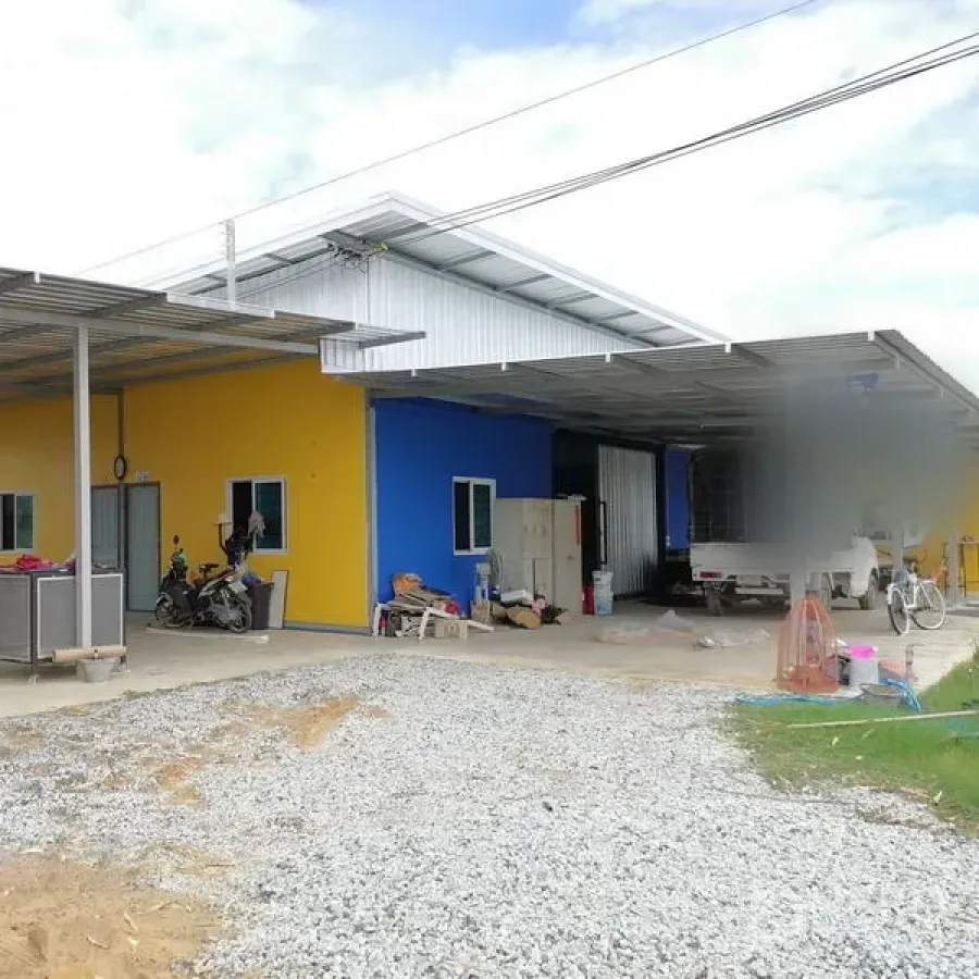 ที่ดิน ขายในBan Pho, Chachoengsao - โกดังสีเหลือง–น้ำเงิน หลังคาเมทัลชีท มีที่จอดและทางรถลูกรัง