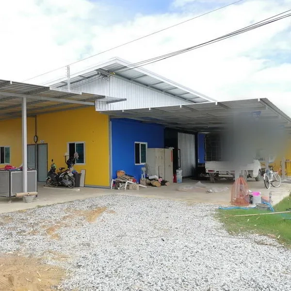 ที่ดิน ขายในBan Pho, Chachoengsao - โกดังสีเหลือง–น้ำเงิน หลังคาเมทัลชีท มีที่จอดและทางรถลูกรัง
