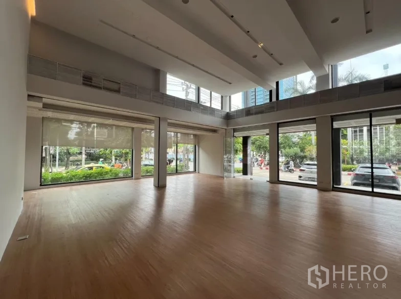零售空间 出租在Khlong Toei, Bangkok - 挑高双层展厅，落地窗与木地板
