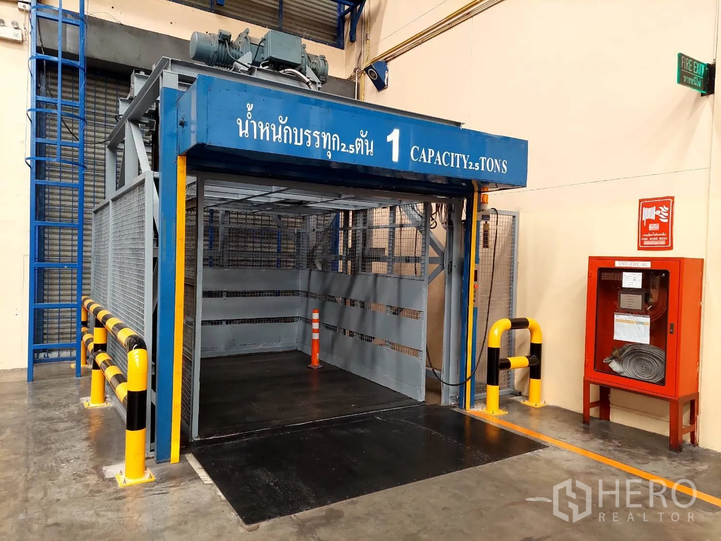 货栈 出租在Mueang Pathum Thani, Pathum Thani - 2.5 吨货运电梯，配有防撞柱与消防水带箱。
