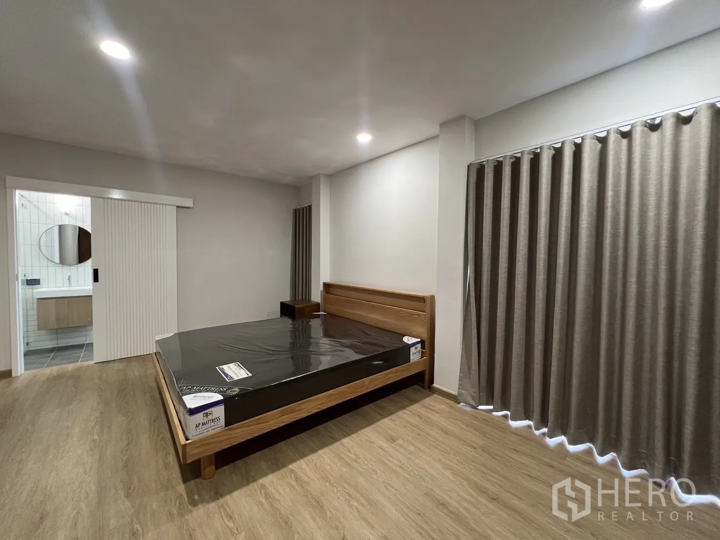 Detached House for rent in Saphan Sung, Bangkok - Ensuite bathroom with white vertical tiles, sink and toilet.