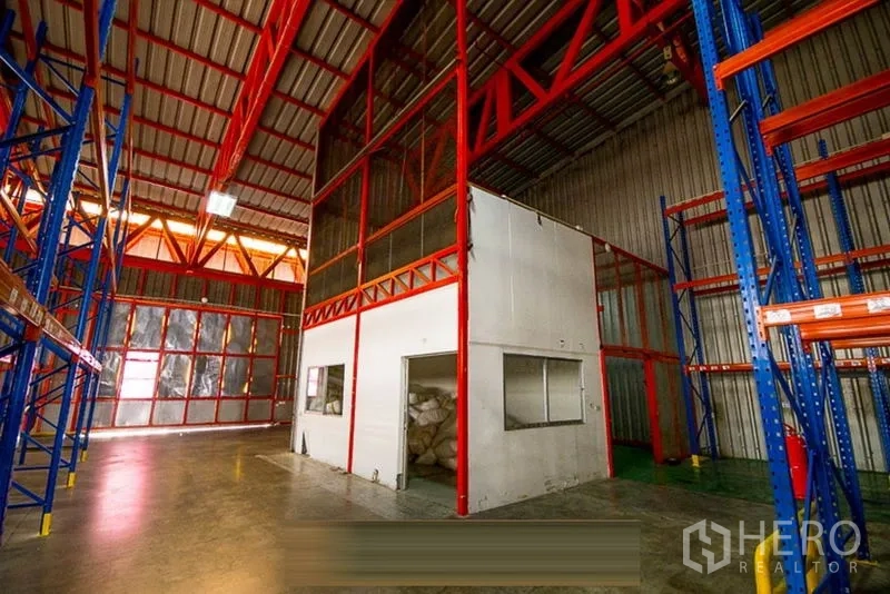 คลังสินค้า ให้เช่าในSamut Prakan - ออฟฟิศชั้นลอยภายในโกดัง ติดกับชั้นวางพาเลท