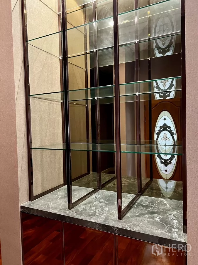 Detached House for rent or sale in Prawet, Bangkok - Close-up of glass shelving with marble countertop and metal frames.