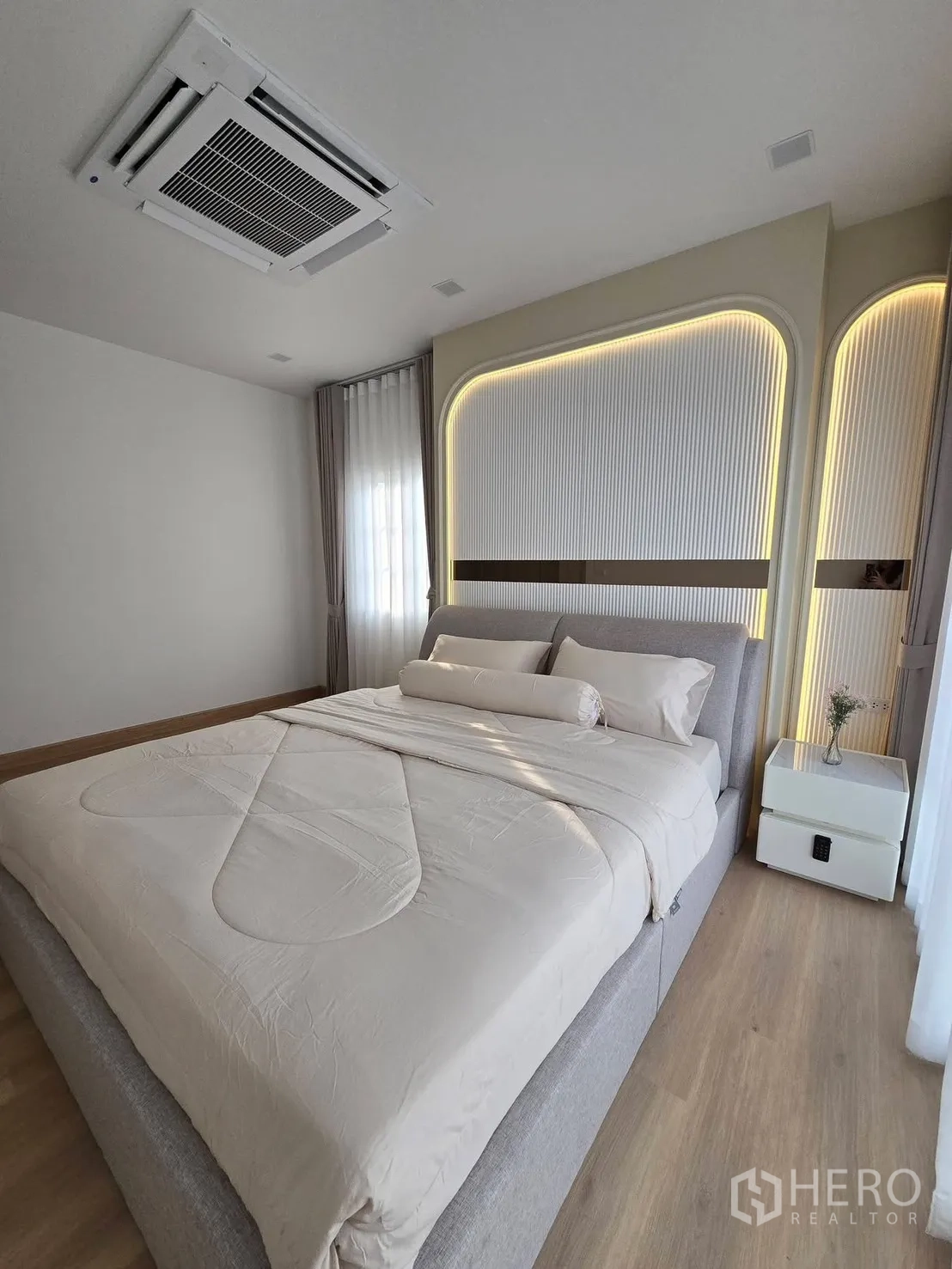 บ้านแฝด for rent in Mueang Samut Prakan, Samut Prakan - ห้องนอนใหญ่พร้อมแอร์คาสเซ็ต เตียงคิงไซส์ และหัวเตียงไฟ LED