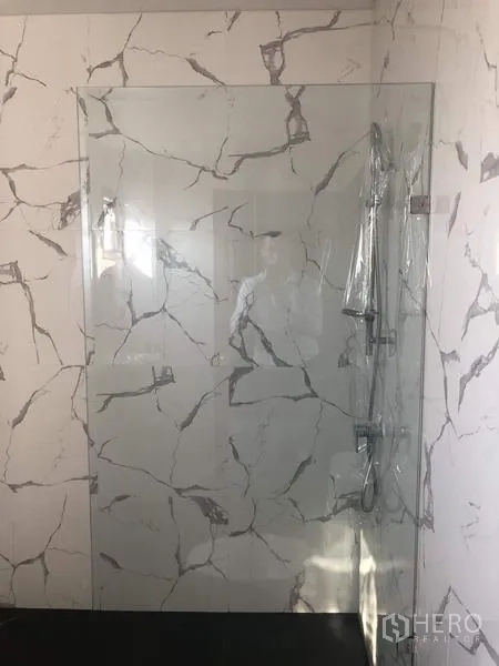 โรงงาน ขายในPathum Thani - ห้องอาบน้ำสมัยใหม่ พร้อมฉากกระจกและผนังลายหินอ่อน