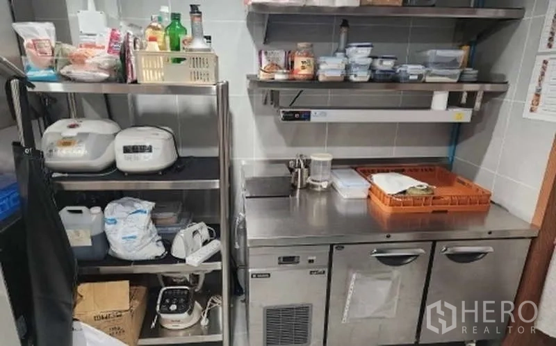 พื้นที่ขายปลีก ให้เช่าในWatthana, Bangkok - พื้นที่เตรียมอาหารพร้อมชั้นวางและตู้เย็นใต้เคาน์เตอร์