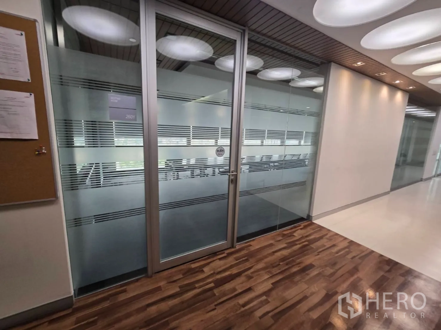 สำนักงาน ให้เช่าในWatthana, Bangkok - ประตูห้องประชุมกระจกฝ้าตามแนวทางเดินพื้นไม้