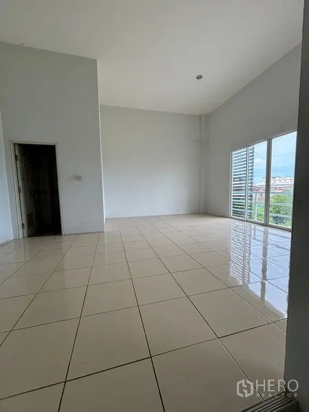 Warehouse for rent in Phra Samut Chedi, Samut Prakan - Bright tiled office space with high ceiling and large windows inside the warehouse.